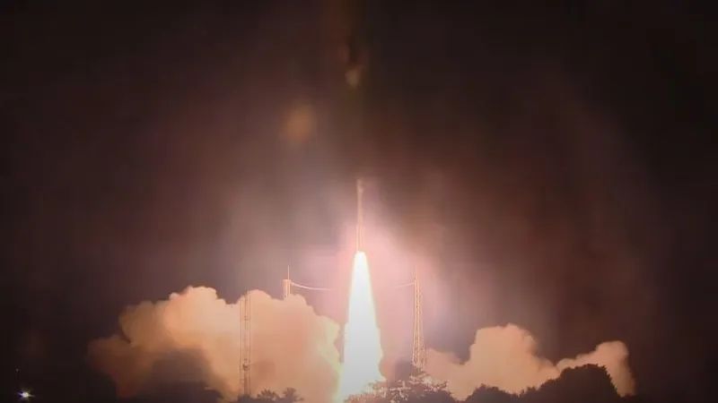 Ariane kanderaketi start.