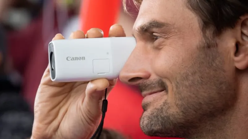 Canon  PowerShot Zoom.