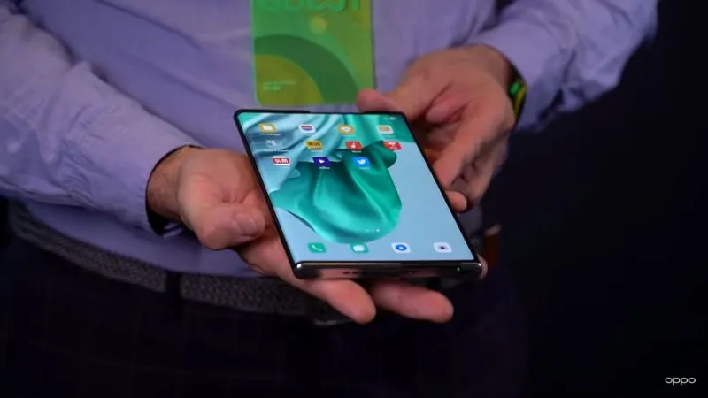 OPPO lahtirulluva ekraaniga mobiil. Kaader videost.