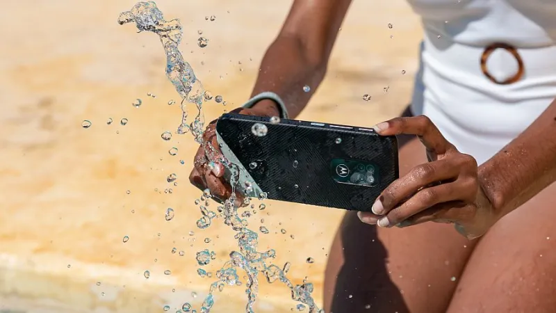 Motorola Defy.