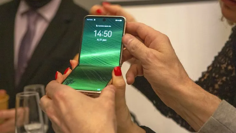 Huawei volditav nutitelefon. 