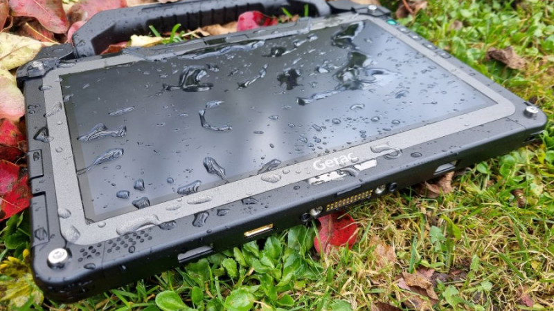 Tahvelarvuti Getac F110 6G sügiseses vihmas.