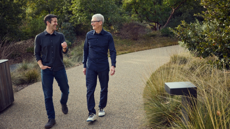 Tim Cook annab teatepulga üle.