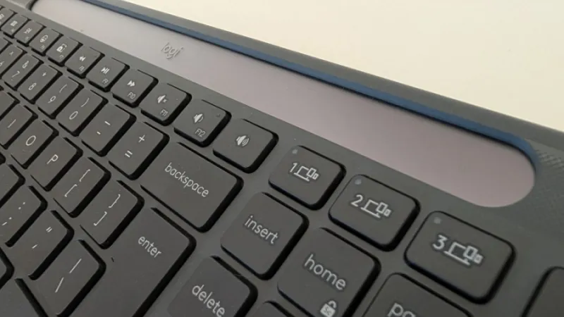 Logitech Signature Slim Solar+