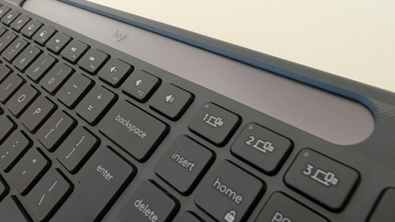 Logitech Signature Slim Solar+