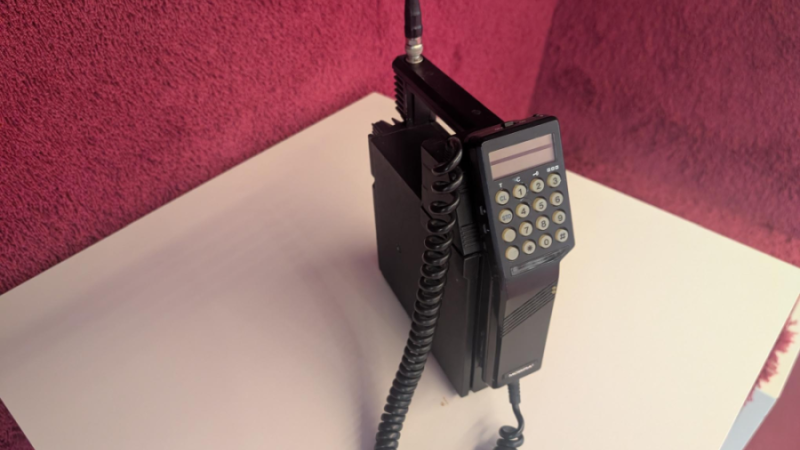 Telefon, millega tehti aastal 2000 viimane kõne NMT 450 (1G) võrgus. Foto: Telia