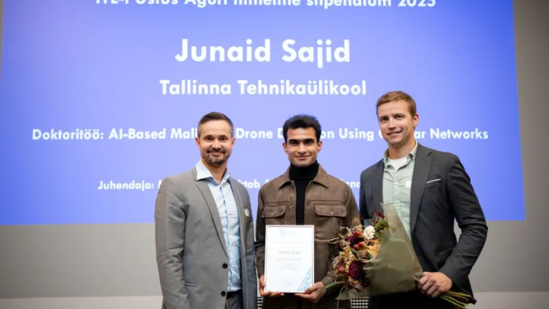 Fotol eelmise aasta stipendiumi saaja Junaid Sajid koos ITLi juhatuse liikme Andre Visse ja ITLi presidendi Ats Albrega. 